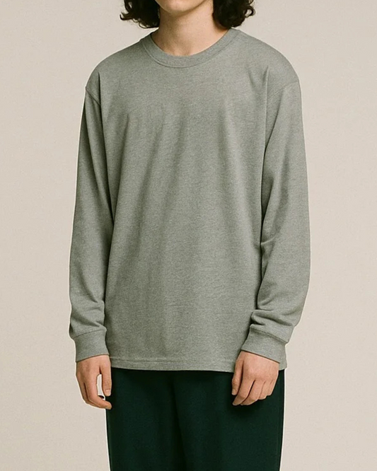 「そろそろ長袖の出番。暑さがやわらぐ今から選びたい無地Tシャツ」  ― 半袖から長袖へ、季節をつなぐシンプルスタイル ―