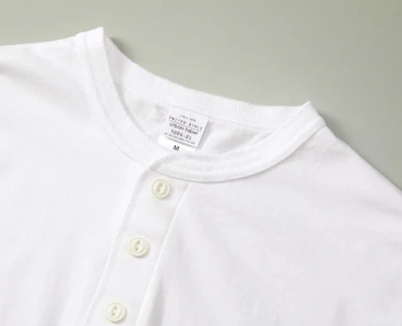 毎日のコーデがちょっと楽しくなる、ヘンリーネックTシャツのすすめ