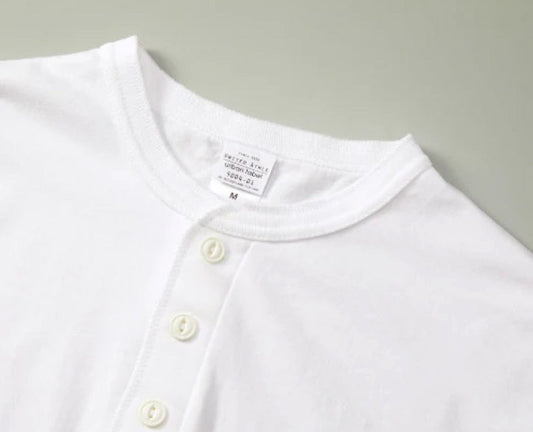 毎日のコーデがちょっと楽しくなる、ヘンリーネックTシャツのすすめ